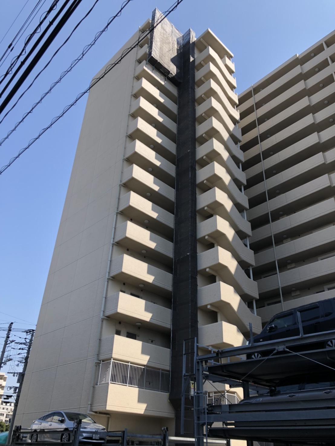 福岡県福岡市東区　15階建マンション　部分足場工事※一部上空で吊り足場になっています。②